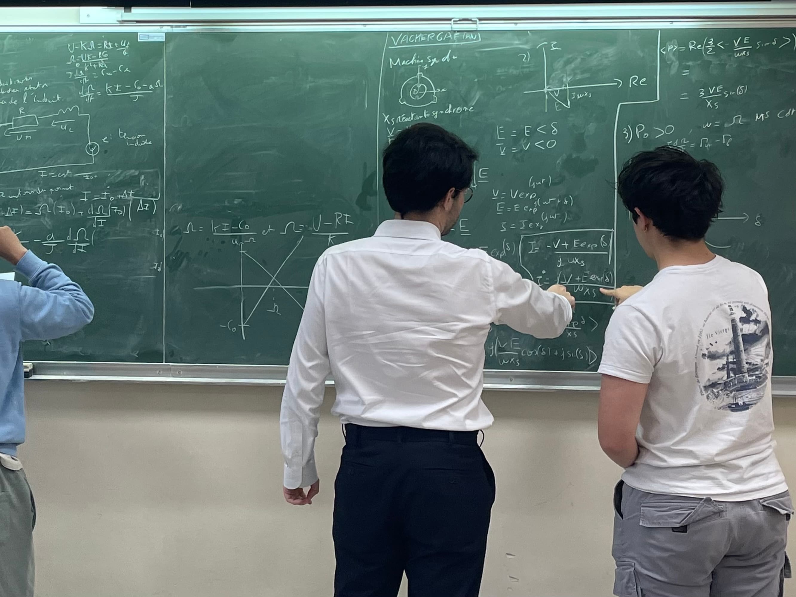 Préparation aux oraux de concours — khôlleur et étudiant au tableau